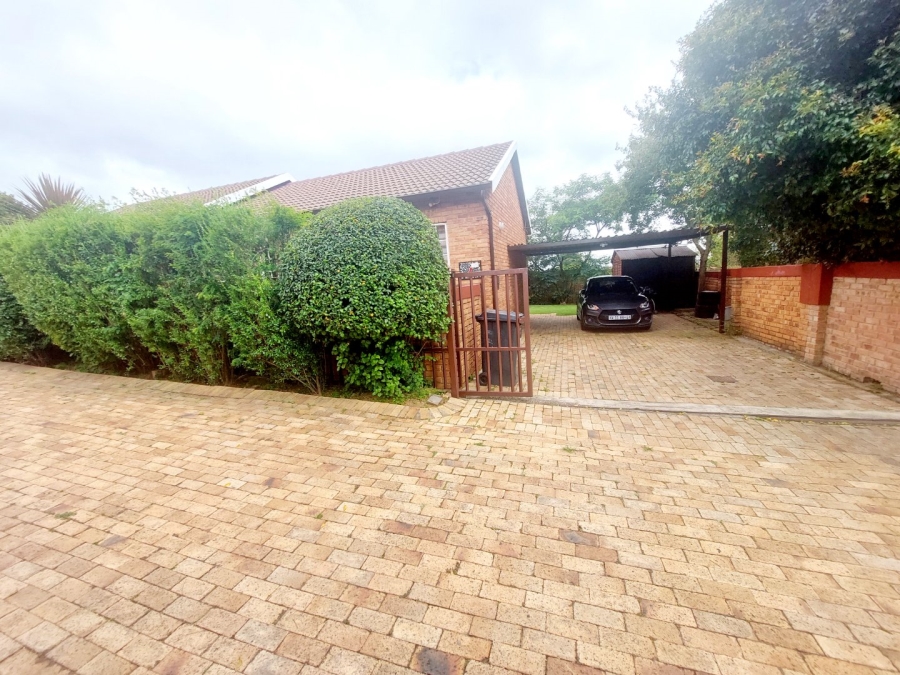 2 Bedroom Property for Sale in Honeydew Ridge Gauteng