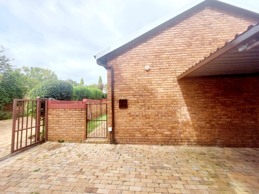 2 Bedroom Property for Sale in Honeydew Ridge Gauteng