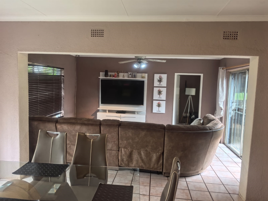 4 Bedroom Property for Sale in Roodekrans Gauteng