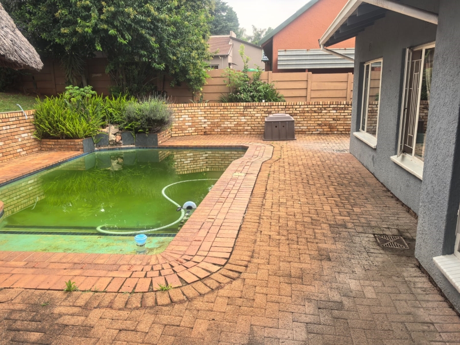 4 Bedroom Property for Sale in Roodekrans Gauteng