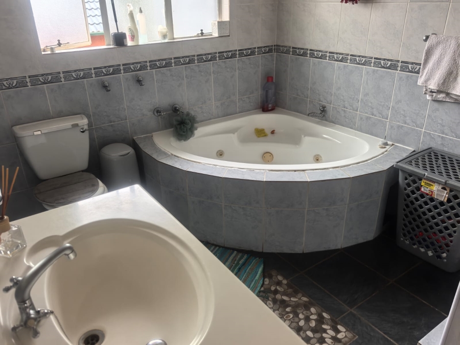 4 Bedroom Property for Sale in Roodekrans Gauteng