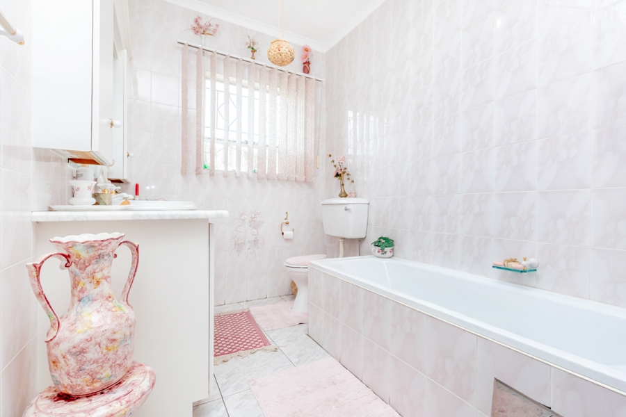 4 Bedroom Property for Sale in Wilro Park Gauteng