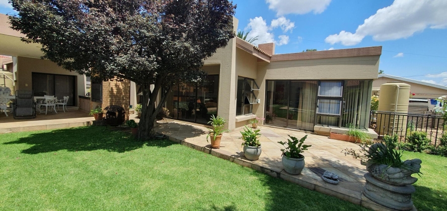 To Let 2 Bedroom Property for Rent in New Redruth Gauteng
