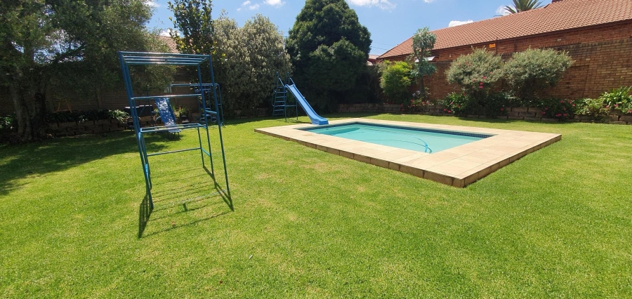 To Let 2 Bedroom Property for Rent in New Redruth Gauteng