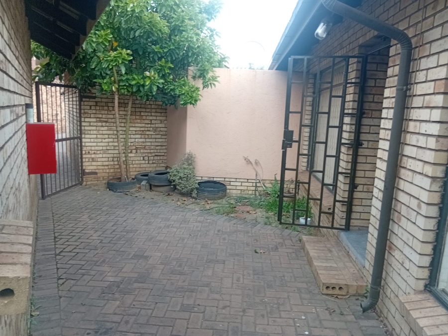2 Bedroom Property for Sale in Vanderbijlpark CW 3 Gauteng