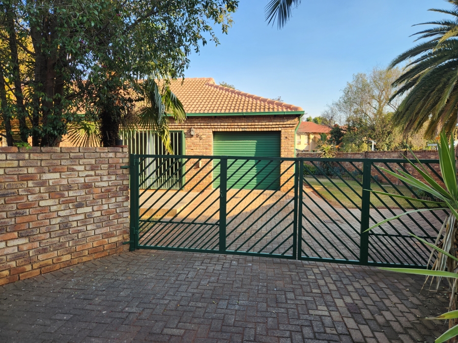 3 Bedroom Property for Sale in Die Hoewes Gauteng