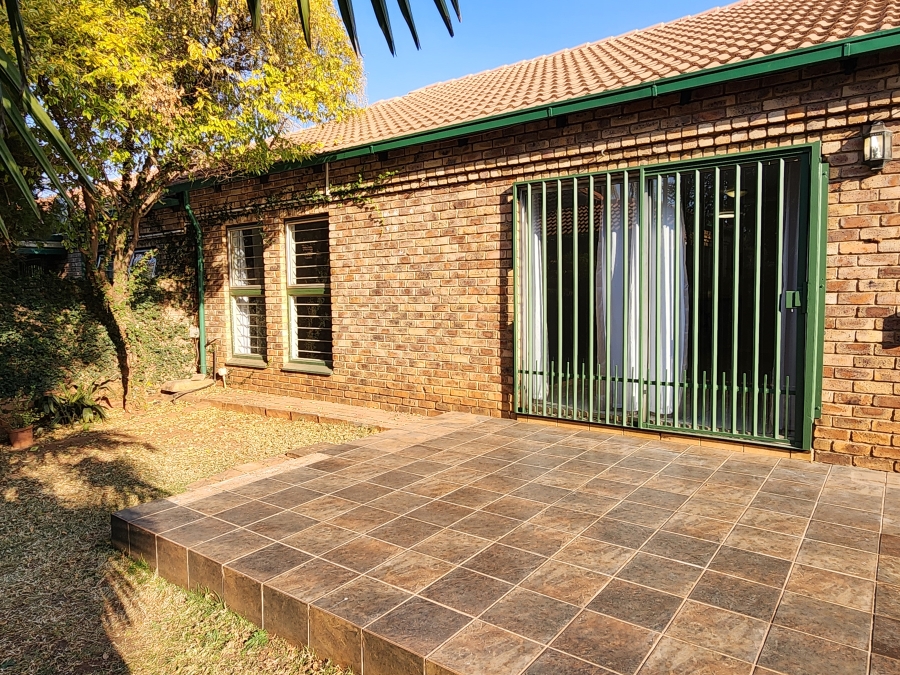 3 Bedroom Property for Sale in Die Hoewes Gauteng