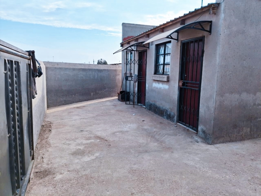 2 Bedroom Property for Sale in Mandela Park Gauteng