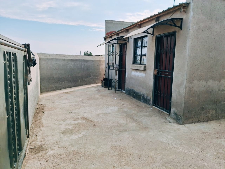 2 Bedroom Property for Sale in Mandela Park Gauteng