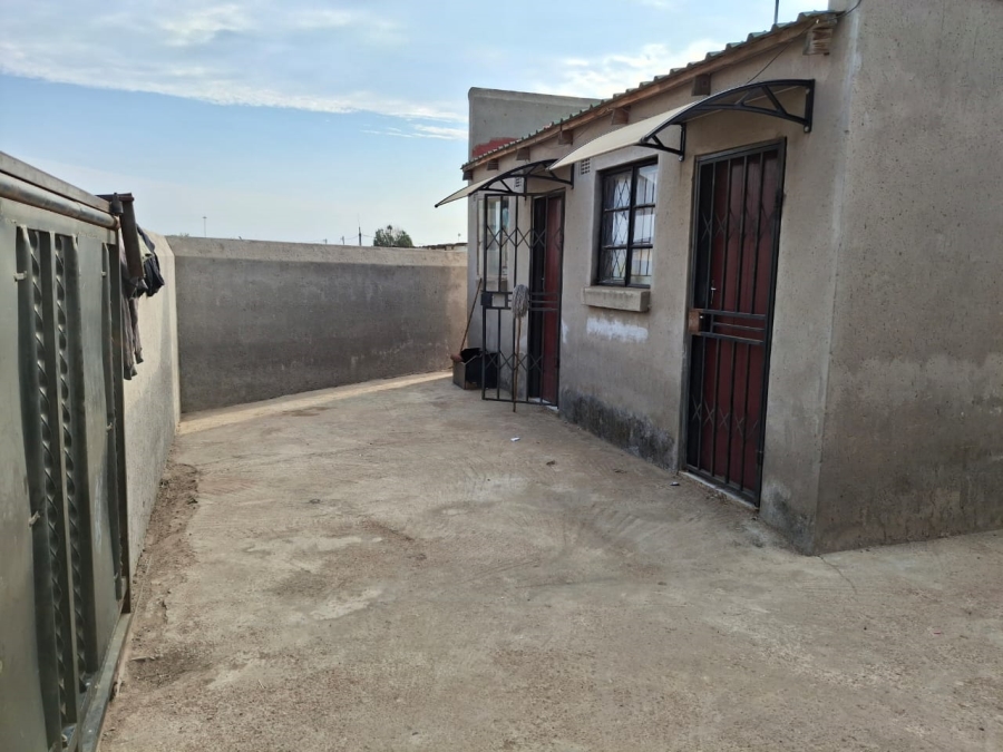 2 Bedroom Property for Sale in Mandela Park Gauteng