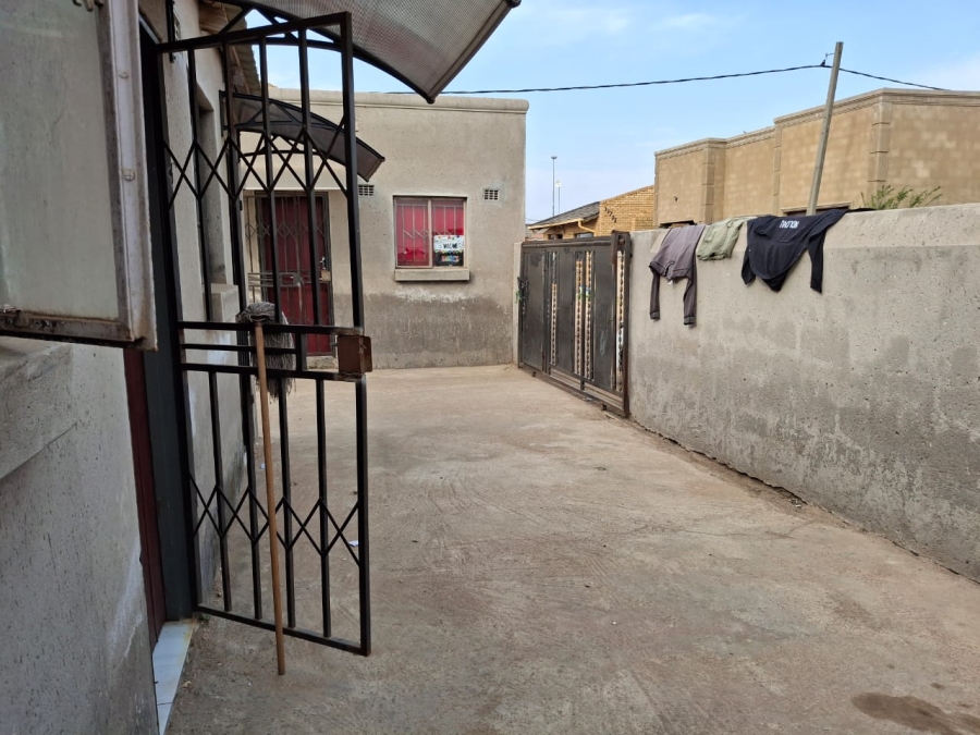 2 Bedroom Property for Sale in Mandela Park Gauteng