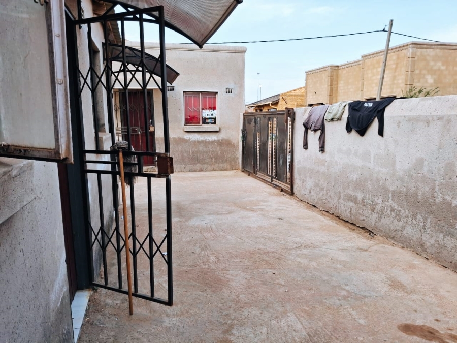 2 Bedroom Property for Sale in Mandela Park Gauteng