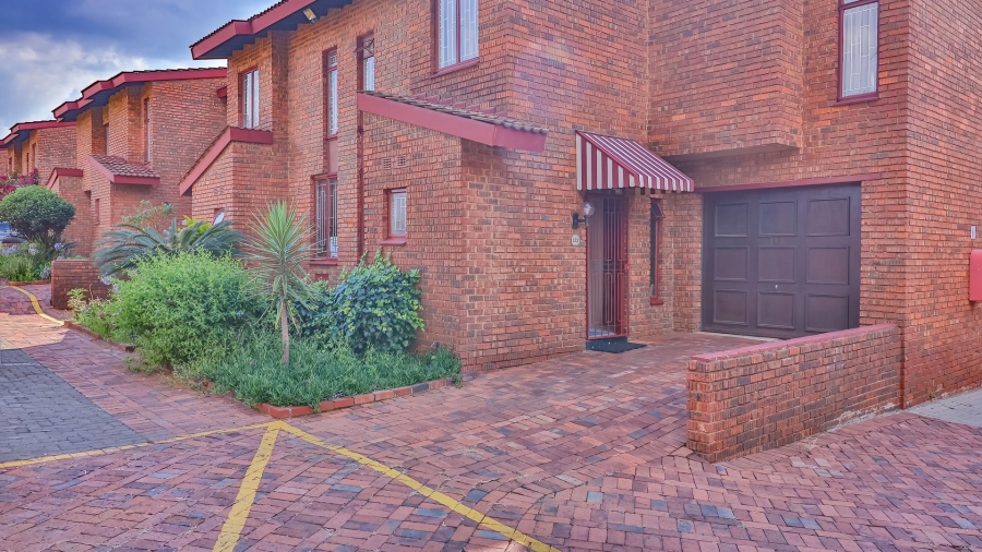 4 Bedroom Property for Sale in Linmeyer Gauteng