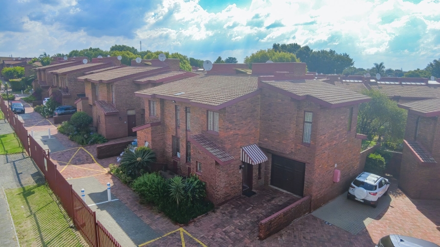 4 Bedroom Property for Sale in Linmeyer Gauteng