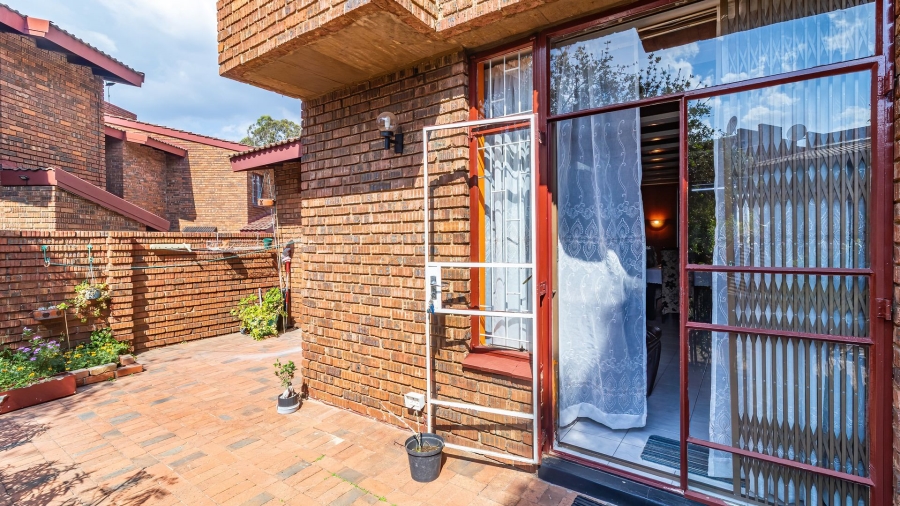 4 Bedroom Property for Sale in Linmeyer Gauteng