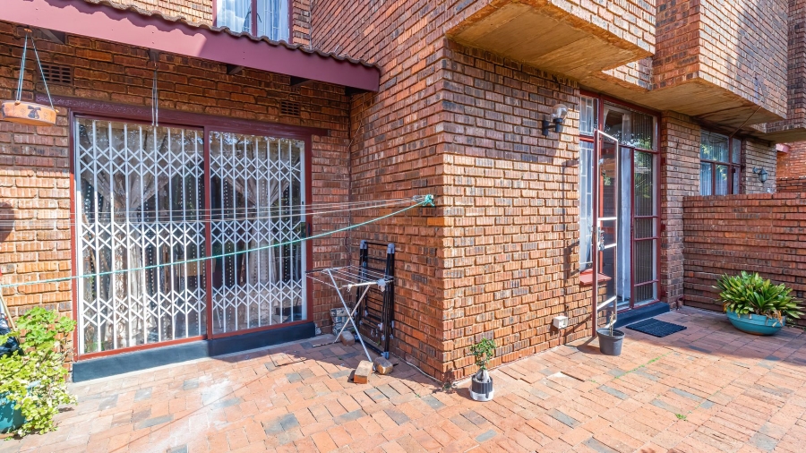 4 Bedroom Property for Sale in Linmeyer Gauteng