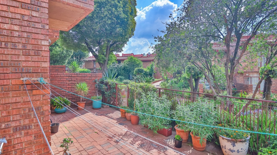 4 Bedroom Property for Sale in Linmeyer Gauteng