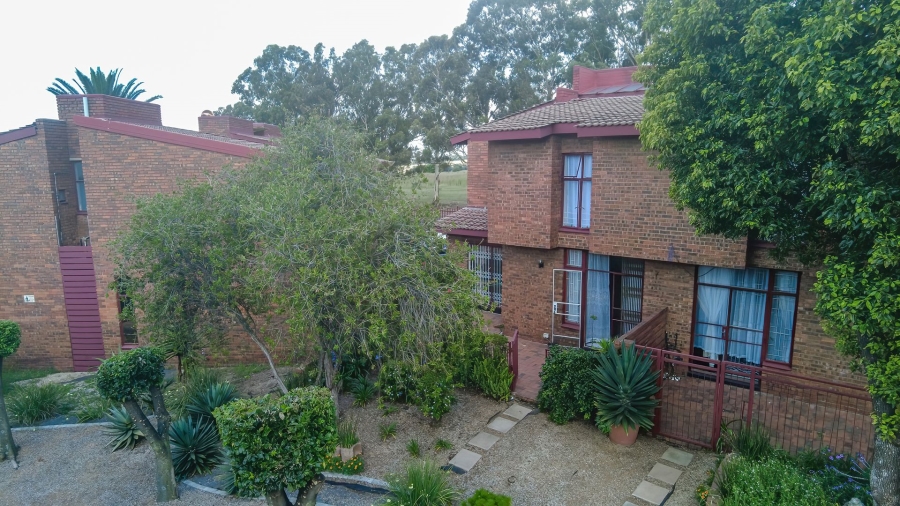 4 Bedroom Property for Sale in Linmeyer Gauteng