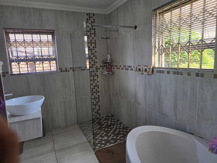 To Let 4 Bedroom Property for Rent in Bassonia Gauteng