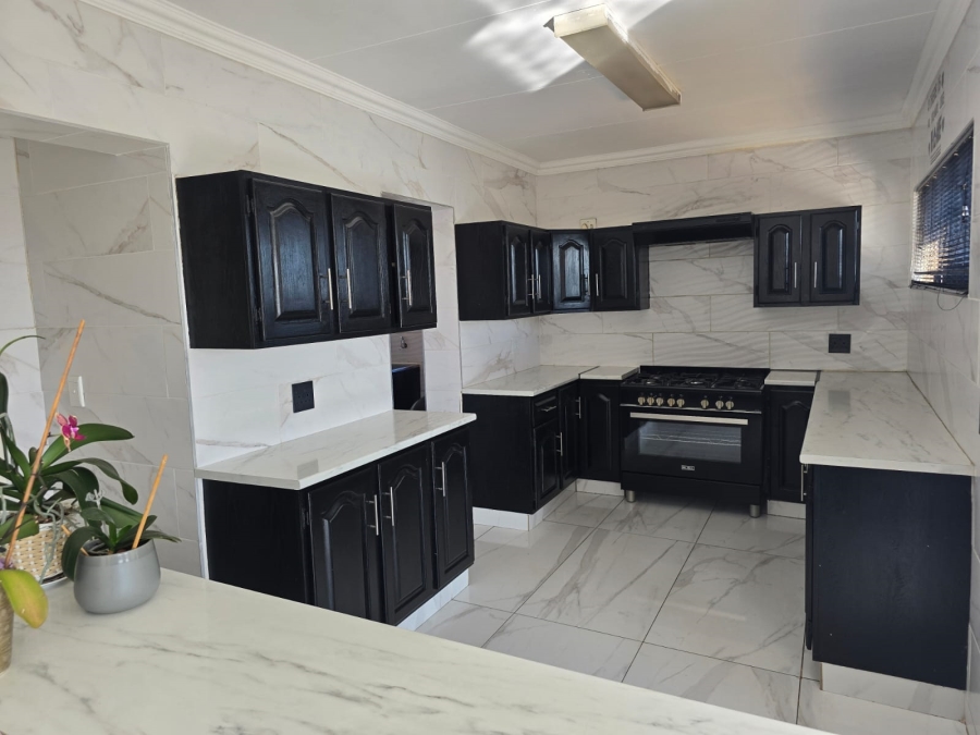 4 Bedroom Property for Sale in Bassonia Gauteng