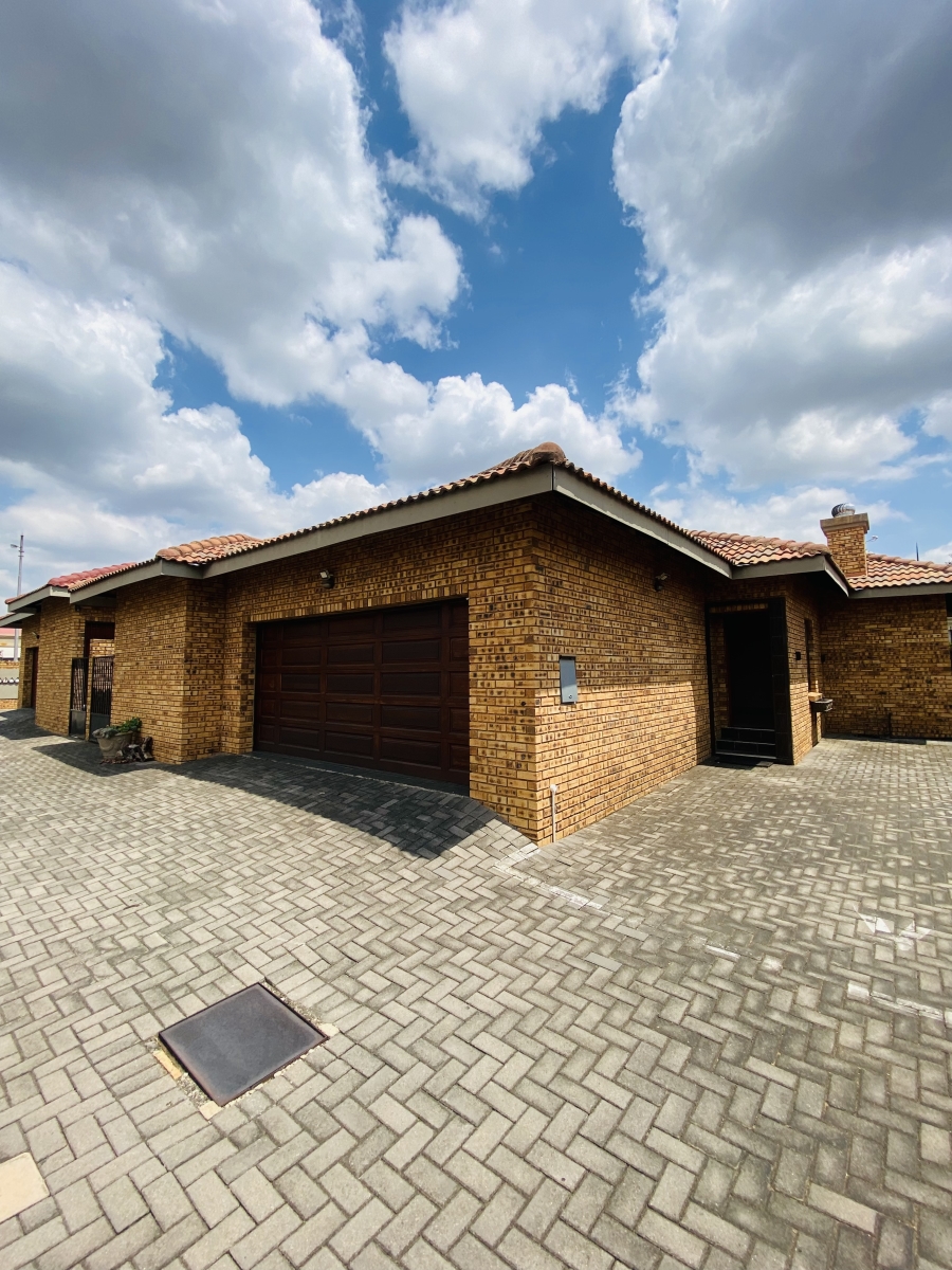 3 Bedroom Property for Sale in New Redruth Gauteng