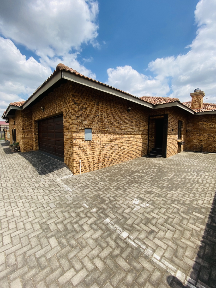 3 Bedroom Property for Sale in New Redruth Gauteng