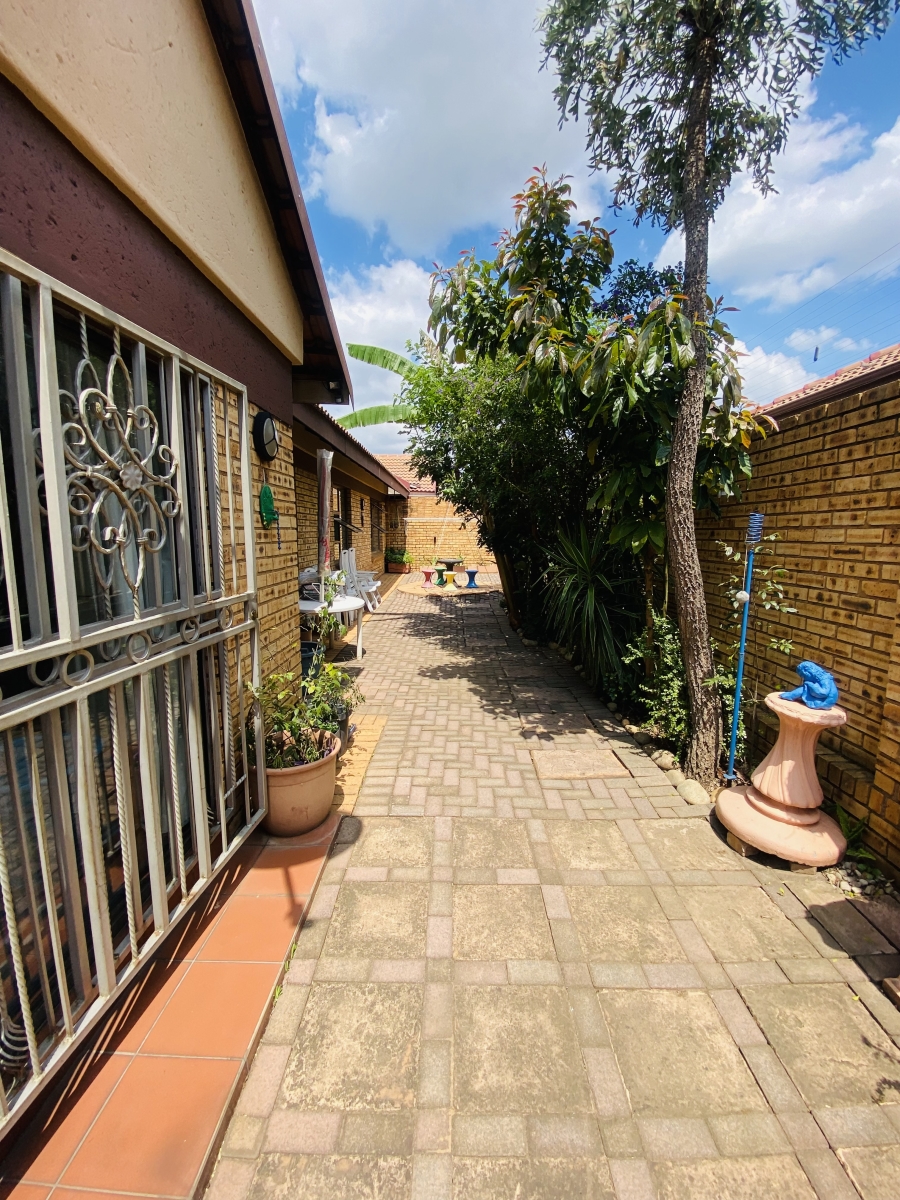 3 Bedroom Property for Sale in New Redruth Gauteng
