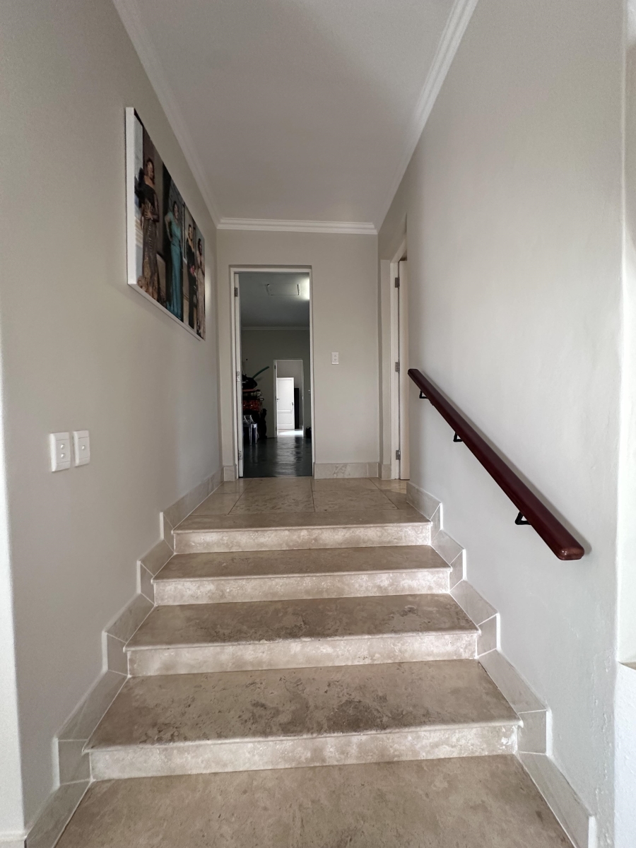 5 Bedroom Property for Sale in Blue Hills Gauteng