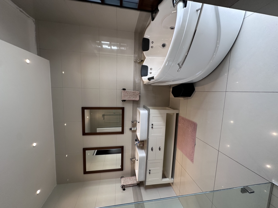 5 Bedroom Property for Sale in Blue Hills Gauteng