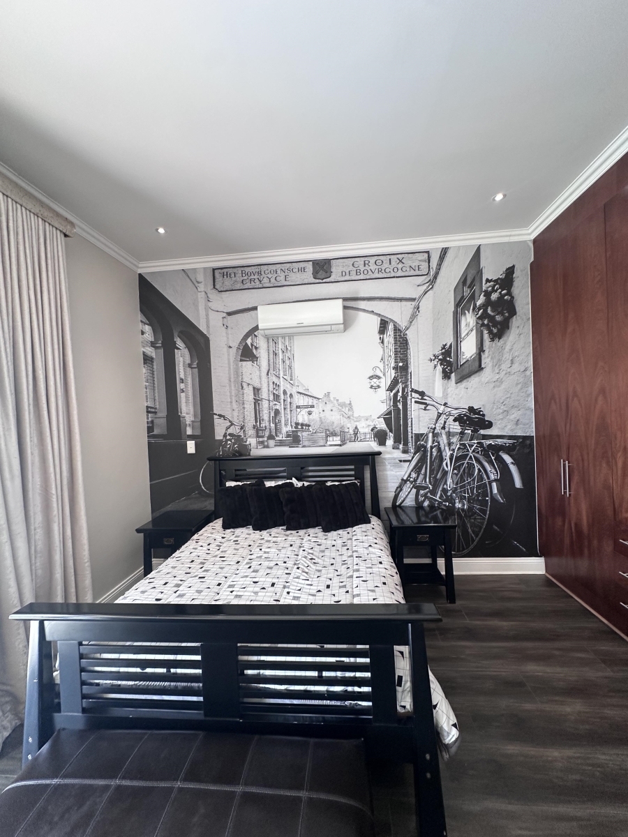 5 Bedroom Property for Sale in Blue Hills Gauteng