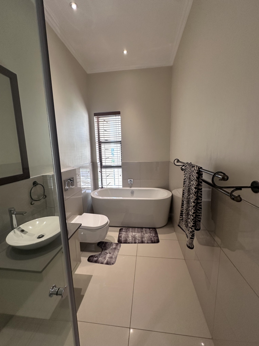 5 Bedroom Property for Sale in Blue Hills Gauteng