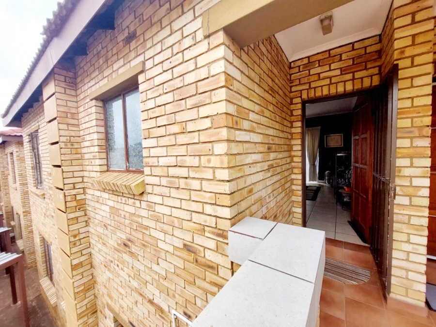 2 Bedroom Property for Sale in Helikonpark Gauteng
