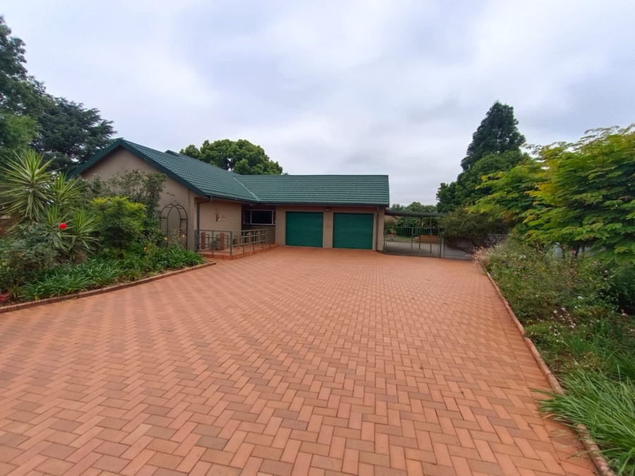 4 Bedroom Property for Sale in Helikonpark Gauteng