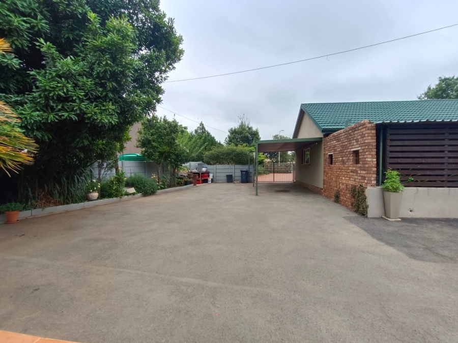 4 Bedroom Property for Sale in Helikonpark Gauteng