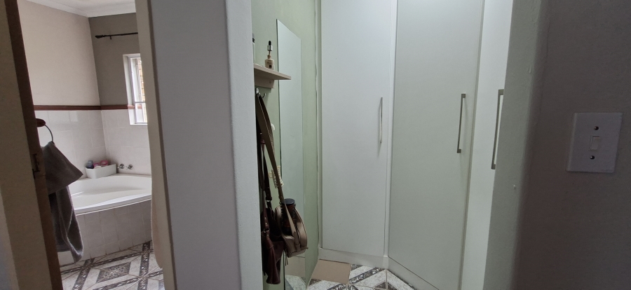 3 Bedroom Property for Sale in Roodekrans Gauteng