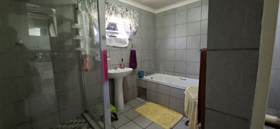 5 Bedroom Property for Sale in Wentworth Park Gauteng