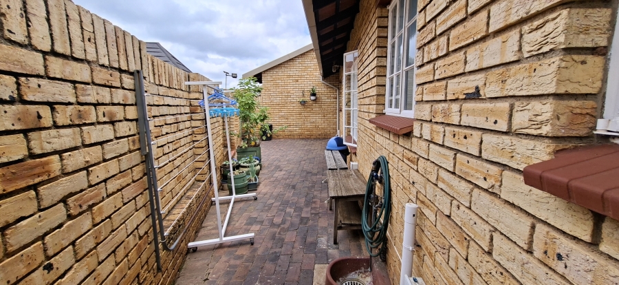 3 Bedroom Property for Sale in Noordheuwel Gauteng
