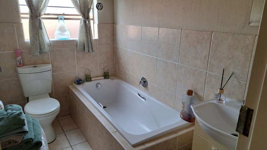 2 Bedroom Property for Sale in Noordheuwel Gauteng