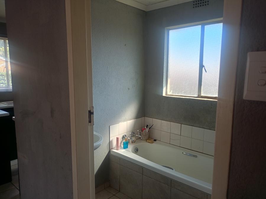 2 Bedroom Property for Sale in Unitas Park Gauteng