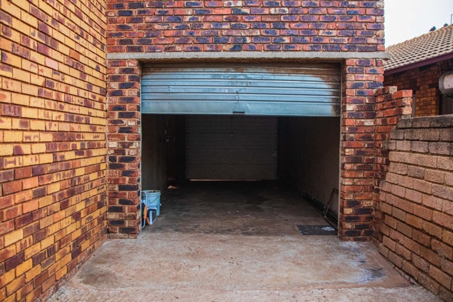 3 Bedroom Property for Sale in Lakeside Gauteng