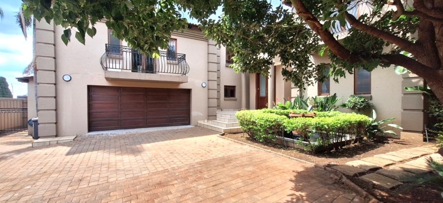 5 Bedroom Property for Sale in Faerie Glen Gauteng