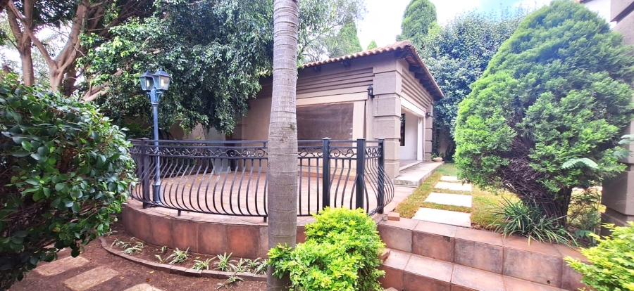 5 Bedroom Property for Sale in Faerie Glen Gauteng