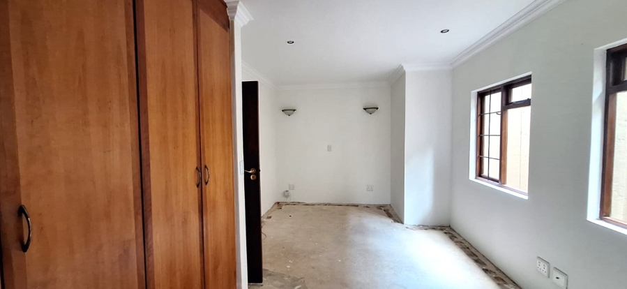 5 Bedroom Property for Sale in Faerie Glen Gauteng