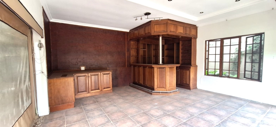 5 Bedroom Property for Sale in Faerie Glen Gauteng