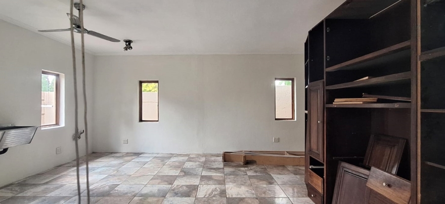 5 Bedroom Property for Sale in Faerie Glen Gauteng