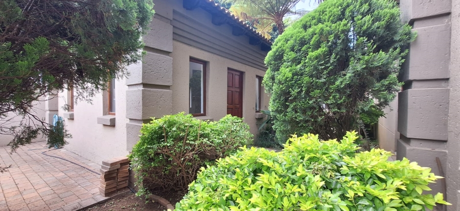 5 Bedroom Property for Sale in Faerie Glen Gauteng