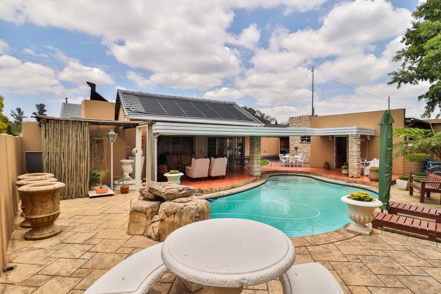 5 Bedroom Property for Sale in Raceview Gauteng