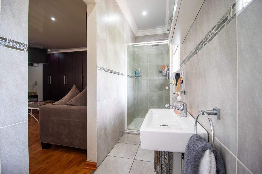 5 Bedroom Property for Sale in Raceview Gauteng