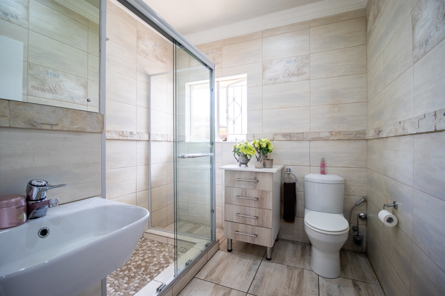 5 Bedroom Property for Sale in Raceview Gauteng