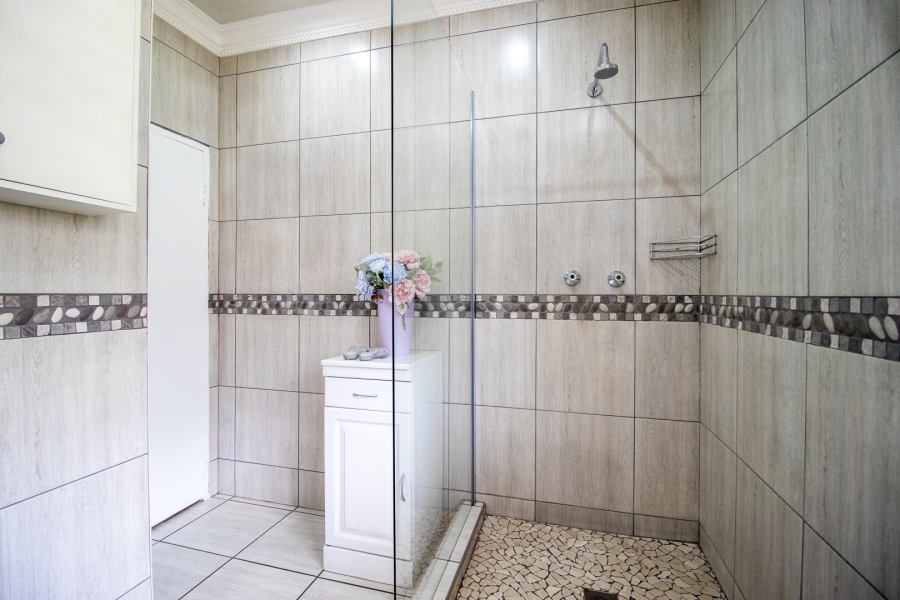 5 Bedroom Property for Sale in Raceview Gauteng